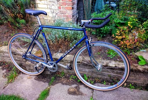 Peugeot UO-12 with Michelin Dynamic Classic tyres